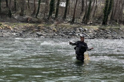 Un pescador al riu Noguera Pallaresa. - ACN