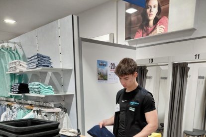 Un jove treballant en una botiga de roba de la ciutat. - AJUNTAMENT DE LLEIDA
