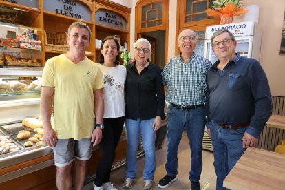 Las familias Solé y Llurba, juntas para mantener viva la tradición del pan artesano. - J.GÓMEZ
