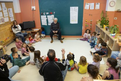 Francesco Tonucci, con los alumnos y profesores del colegio que lleva su nombre, situado en Cappont. - JORDI ECHEVARRIA