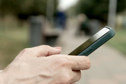 Una persona responde a una llamada telefónica.