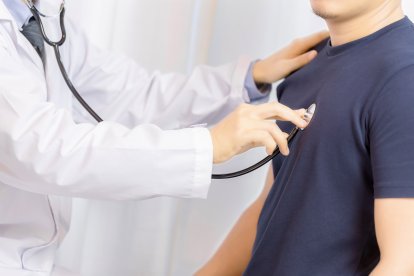 Un médico atiende a un paciente.