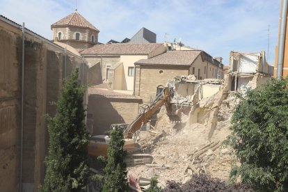 Los trabajos de derribo de un edificio cerca del Parador de Lleida.