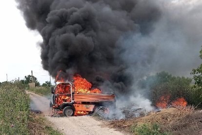 Una imatge de l'incendi que ha cremat un camió a Vilagrassa.