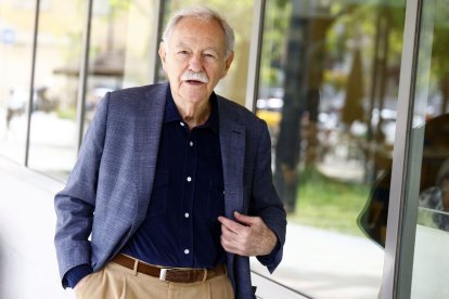 Eduardo Mendoza, ayer en Barcelona, después del fallo del Premio. - EFE / QUIQUE GARCÍA