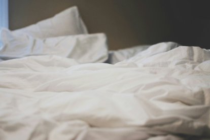 Una cama sin hacer.