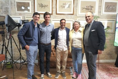 Albert Hermoso, en el centro, junto a algunas de las personas que le han apoyado estos años.