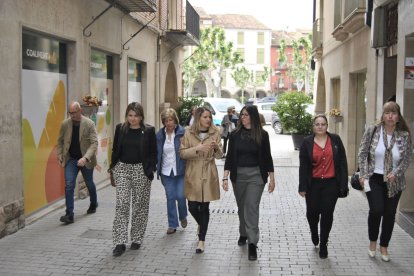 A Balaguer, la consellera va visitar el centre històric, comerciants i entitats del tercer sector. - E. FARNELL