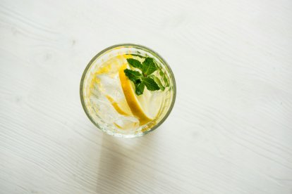 Agua con limón.