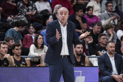Txus Vidorreta, entrenador de La Laguna Tenerife, durante un partido esta temporada.