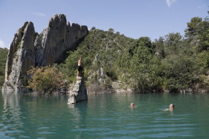 Turistas bañándose en el desfiladero de Mont-rebei en los dientes de Finestres, en la cola del pantano de Canelles.