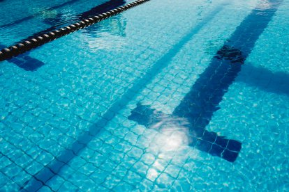 El ejercicio en la piscina, especialmente indicado para perder. centímetros de cintura.