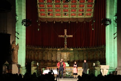 El altar de la Catedral de Lleida se convirtió ayer durante unas horas en un singular escenario operístico. - AMADO FORROLLA