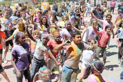 Fiesta ‘holi’ en la plaza del Ajuntament de la capital del Pla. - J.GÓMEZ