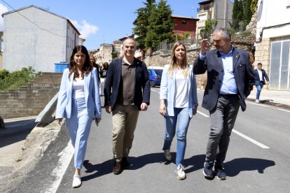 El secretario general de Junts, Jordi Turull, andando por Isona con la diputada y alcaldesa de Isona i Conca Dellà, Jeannine Abella, y la portavoz del grupo parlamentario, Mònica Sales.
