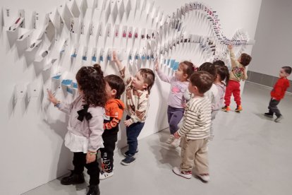 Nens i nenes de la llar d’infants d’Albatàrrec, en una visita a la miniPanera. - AJUNTAMENT DE LLEIDA