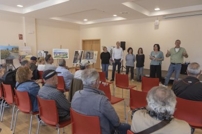 Entrega de premios y exposición de las obras, el pasado sábado en la galería del Ateneu de Guissona.