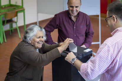 Una mujer emite su voto en un colegio electoral de Lisboa. - EFE/EPA/JOSE SENA GOULAO