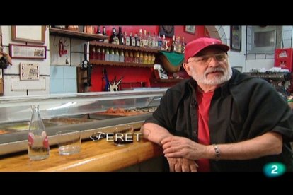 Peret, en el documental dedicado a ‘Los Tarantos’, visitó el local del Raval en el que hizo su primera presencia en el cine.