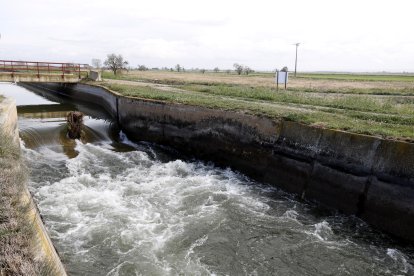 Agua bajando por el canal de Urgell.