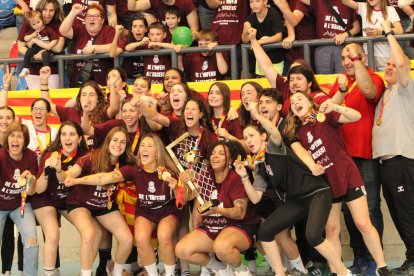El Lleida Handbol festejó por todo lo alto un ascenso que logró siendo el campeón del play off.