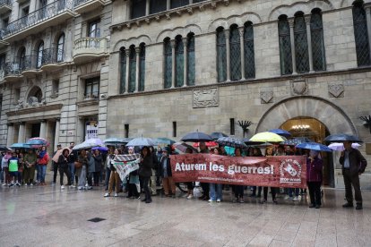 La lluvia no frenó ayer la concentración contra la guerra en Gaza en la plaza Paeria de Lleida. - AMADO FORROLLA