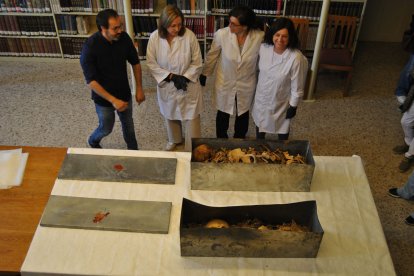 Robert Porta, Marina Miquel, Carme Alòs, y la antropóloga, Núria Armentano ante los restos. - E. FARNELL