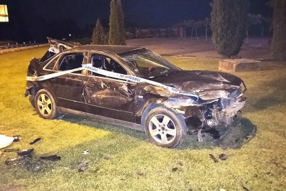 El cotxe accidentat dilluns a la nit a la rotonda de l'N-240 a Lleida al costat del Jardiland.