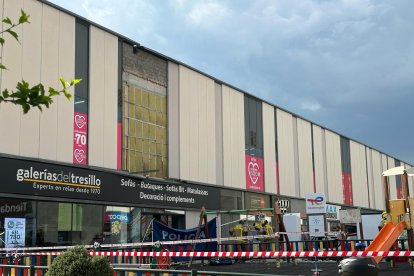 Centro comercial de Sabadell donde ha habido un desprendimiento de un letrero de una tienda.