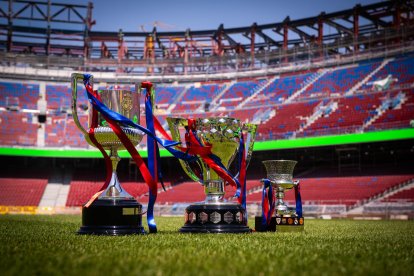 Els tres trofeus conquerits aquesta temporada van ser exposats al Camp Nou. - FC BARCELONA