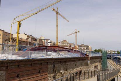 La estructura metálica instalada encima de la cubierta de los Docs. - JORDI ECHEVARRIA