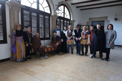 Els integrants d’aquesta representació, en una de les sales de Cal Sant. - J.GÓMEZ