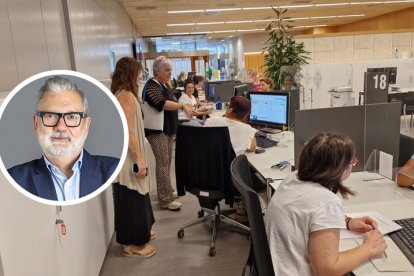 La teniente de alcalde Carme Valls, en una visita a la OMAC. - SE