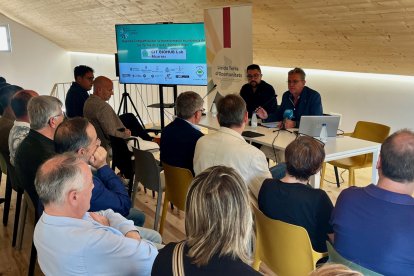 Acto de firma del convenio entre el Ayuntamiento de Alcarràs y la Diputación de Lleida para garantizar la continuidad del BIOHUB Lab d'Alcarràs