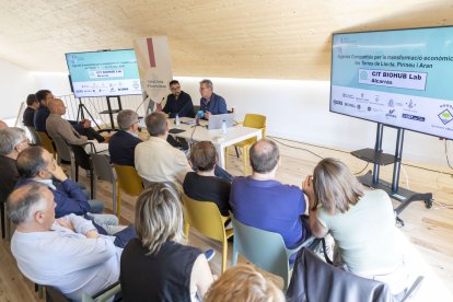 Firma del convenio ayer entre Companys y Talarn en Alcarràs. - JORDI ECHEVARRIA