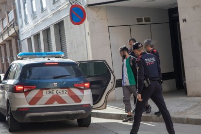 Momento del traslado de uno de los detenidos ayer por la mañana en Tàrrega. - LAIA PEDRÓS