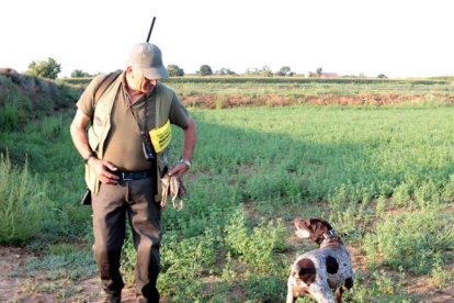Un cazador cuelga en su arnés dos perdices recién cazadas en Bell-lloc d’Urgell.
