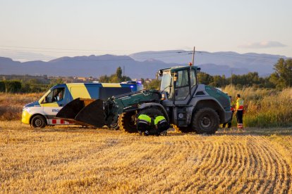 Agents de Trànsit dels Mossos d’Esquadra inspeccionant el tractor implicat en el sinistre. - GERARD HOYAS