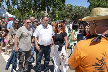 De visita en el Aplec. El líder de los republicanos vino ayer a Lleida para visitar el Aplec del Caragol acompañado de varios compañeros de partido. Se sumó a la rúa del vermut y se hizo fotografías con collistas. - PAU PASCUAL
