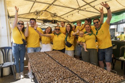 En familia y con amigos celebraron ayer la jornada los peñistas, con los caracoles a la ‘llauna’ en primer plano. - PAU PASCUAL PRAT