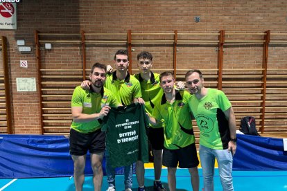 La plantilla del CTT Mollerussa Prefabricats Pujol celebra l’ascens a la categoria de plata. - CTT MOLLERUSSA
