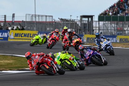 Marc Márquez liderant un grup durant la cursa. - ESTRELLA GALICIA