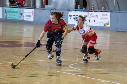 Arantxa González, que va marcar dos dels gols de l’Alpicat, supera Jana Crespo.