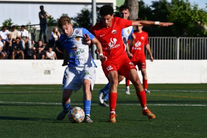 Un jugador de l’Alcarràs protegeix la pilota davant la pressió d’un futbolista de l’Alpicat. - INGRID SEGURA