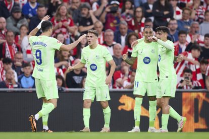 Jugadors del Barcelona celebren un dels gols que va anotar Lewandowski, ahir a Bilbao, en l’últim partit de la Lliga. - EUROPA PRESS