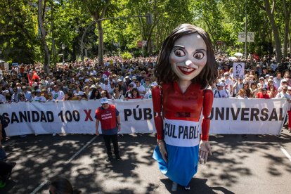 Moment de la protesta contra la política sanitària del Govern madrileny d’Isabel Díaz Ayuso. - ALEJANDRO MARTÍNEZ VÉLEZ / EUROPA PRESS