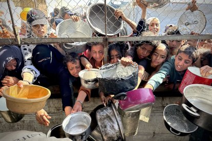 Nens palestins lluiten per rebre queviures distribuïts per organitzacions benèfiques a Khan Yunis. - MOAZ ABU TAHA / APA IMAGES VIA ZUM / DPA