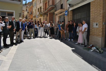 Familiars de les víctimes amb alumnes de les Borges. - E. FARNELL