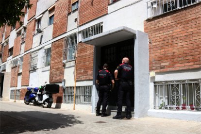 Varios agentes en el portal del piso donde se halló el cadáver. - NORM AVIDAL/ACN