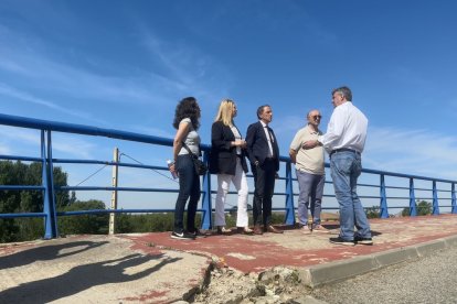 José Crespín i Begoña Iglesias van visitar ahir el pas elevat. - MARC CARBONELL
